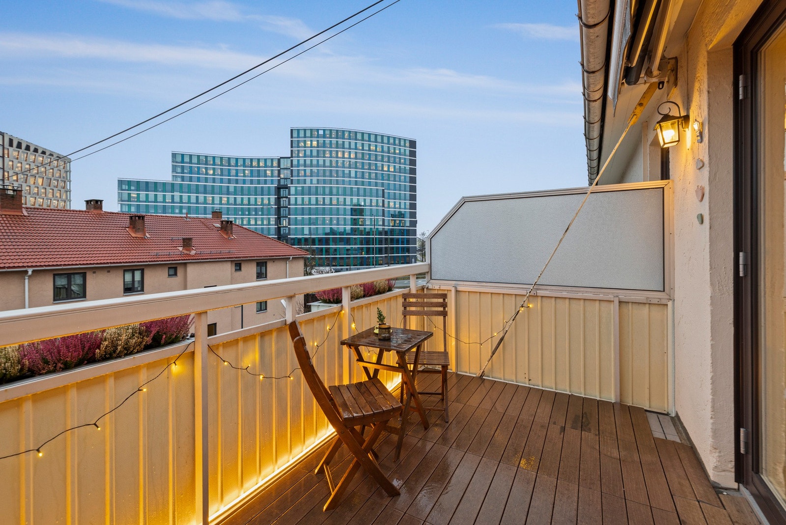 Balkongen har et areal på cirka 7,6 m², noe som gir god plass til opphold og møbler Galleribilde