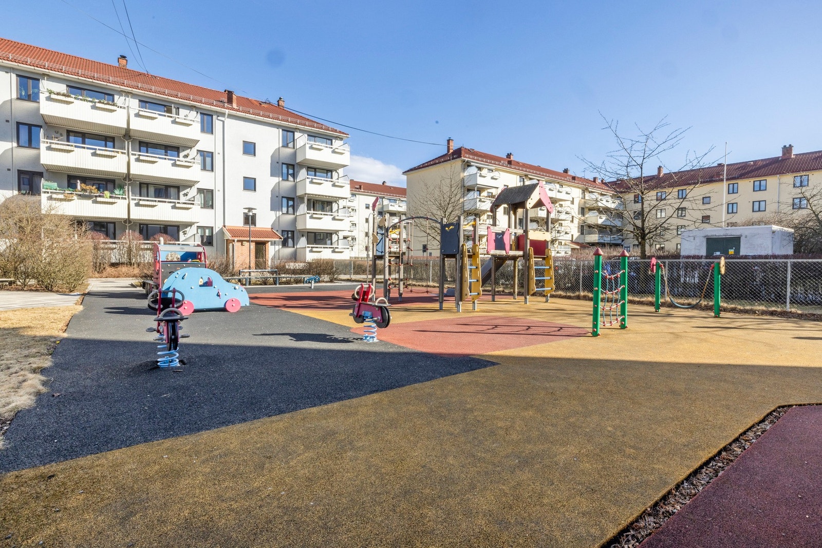 Midt blant det grønne er det lekestativ Galleribilde