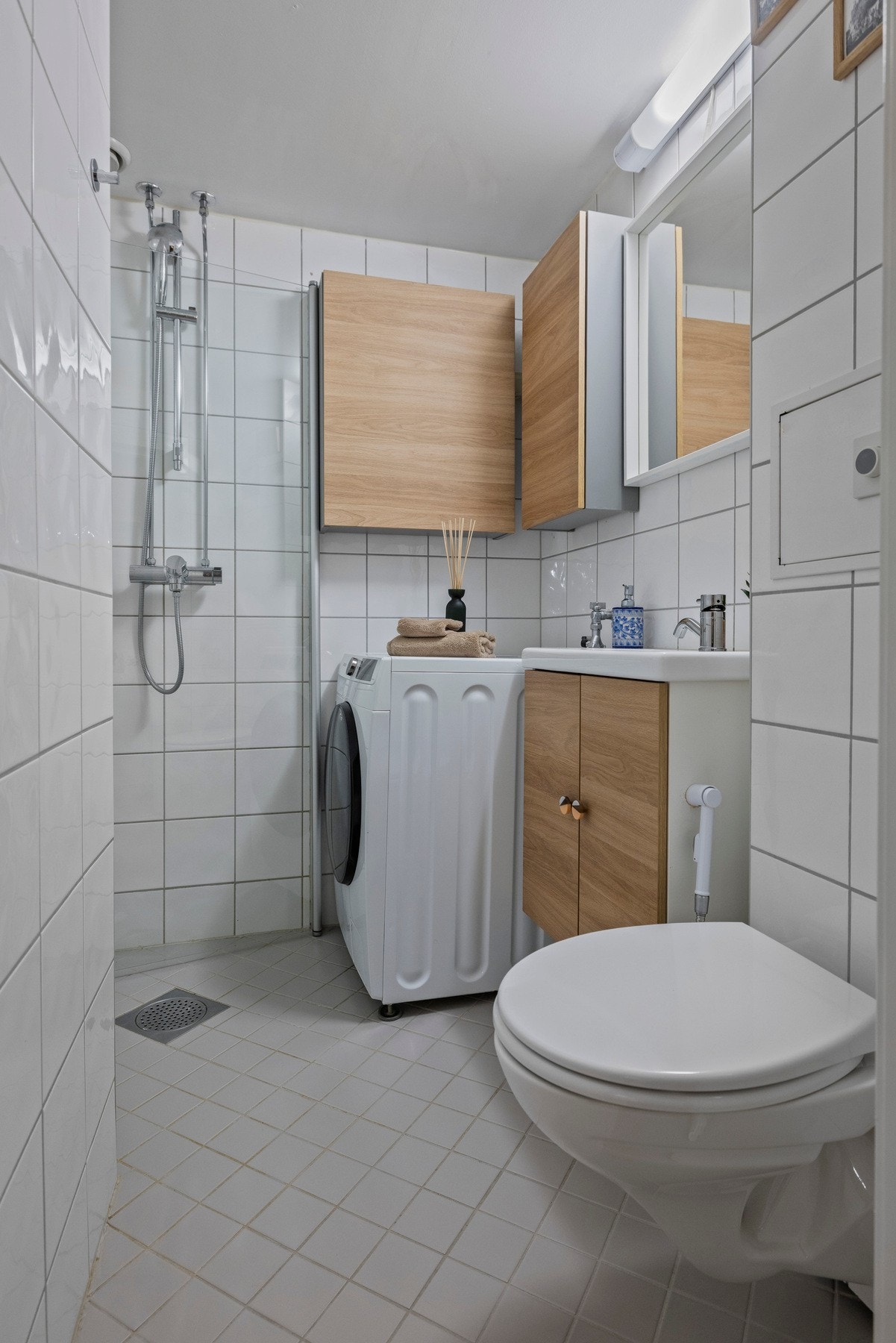 Badet har flislagte vegger og gulv med varmekabler Galleribilde