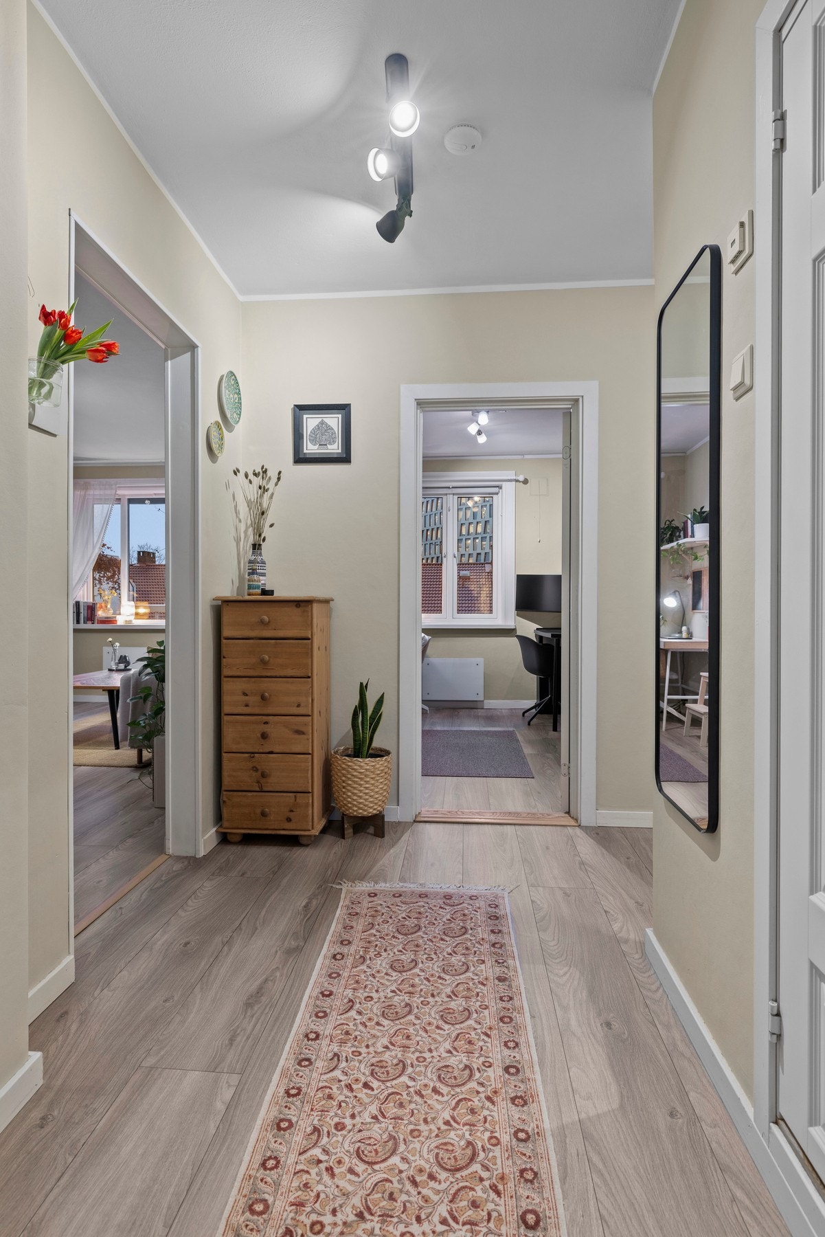 Veggene og gulvet er kledd i materialer som bidrar til et rent og moderne uttrykk Galleribilde