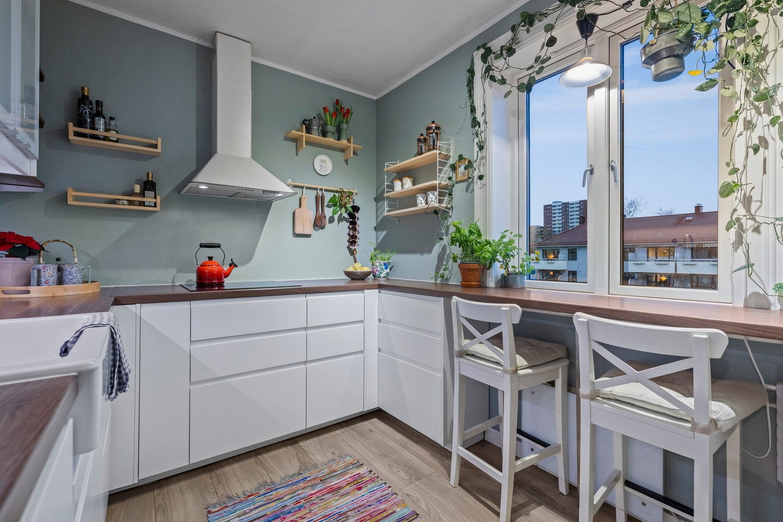 Under vinduet er det etablert en hyggelig spiseplass Galleribilde