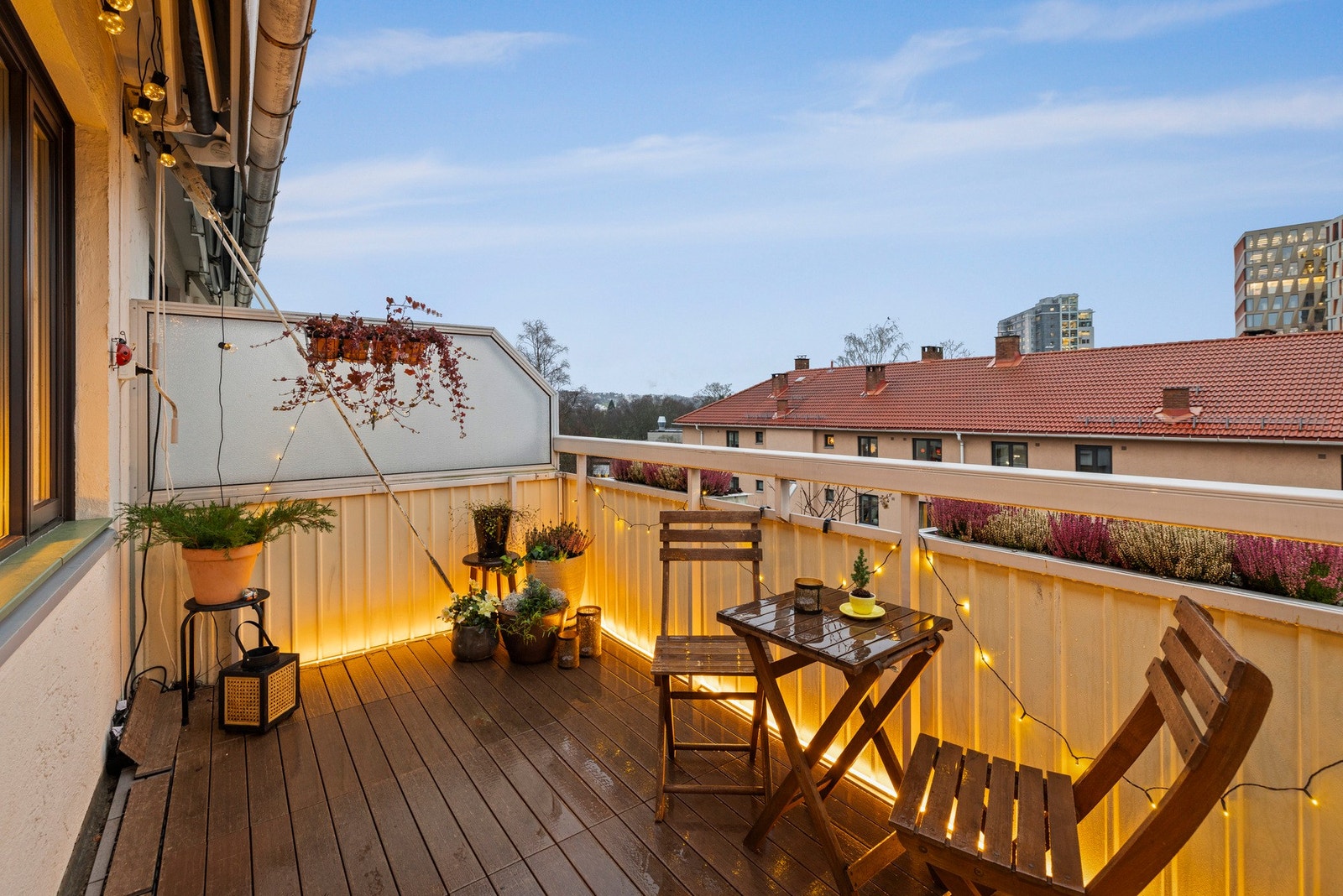 Fra stuen er det også utgang til en vestvendt balkong, som utvider bruksområdet i sommerhalvåret Galleribilde