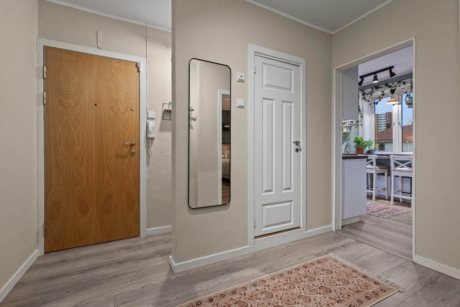 Entreen har en praktisk størrelse som gir plass til oppbevaring av yttertøy og sko Galleribilde