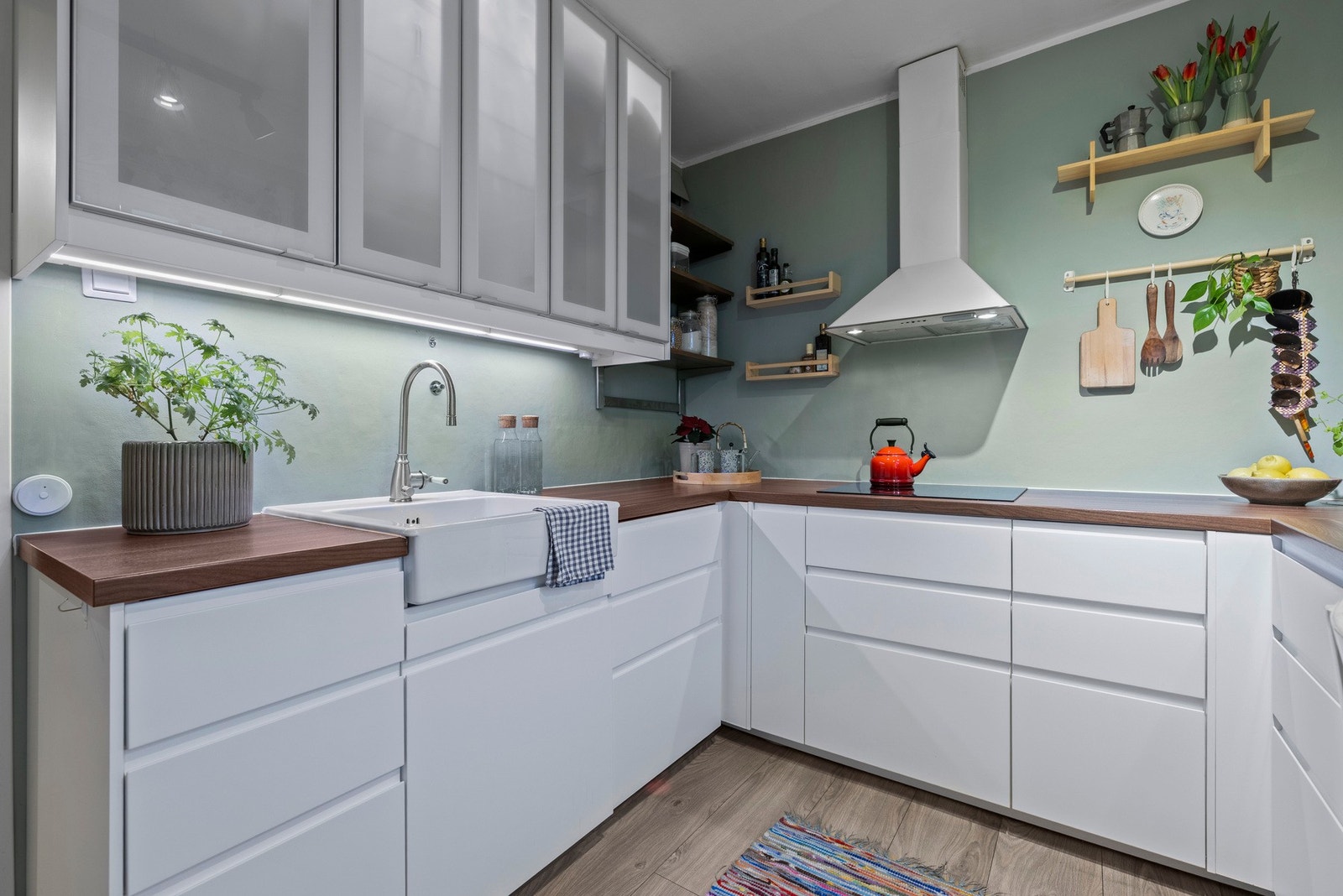 Kjøkkenet fra 2016 har en praktisk og delikat innredning fra IKEA med glatte fronter og en benkeplate i laminat Galleribilde