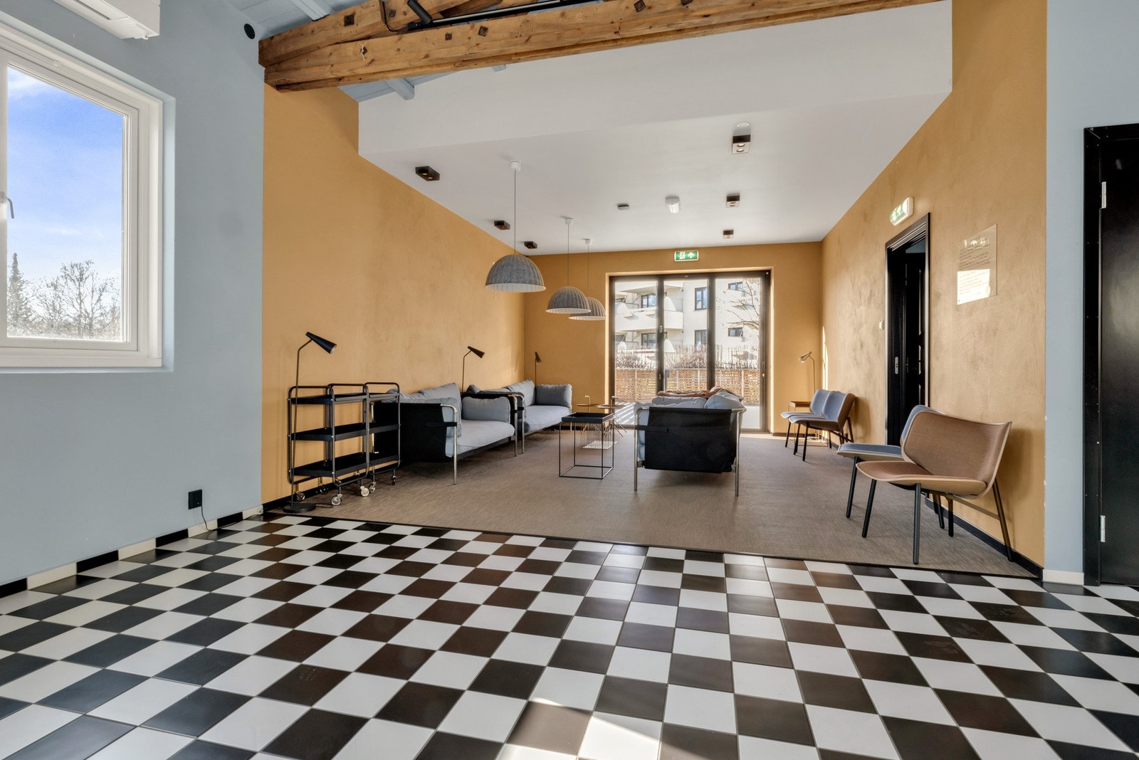 Selskapslokalet har 11 bord, 58 stoler og service til 70 personer Galleribilde