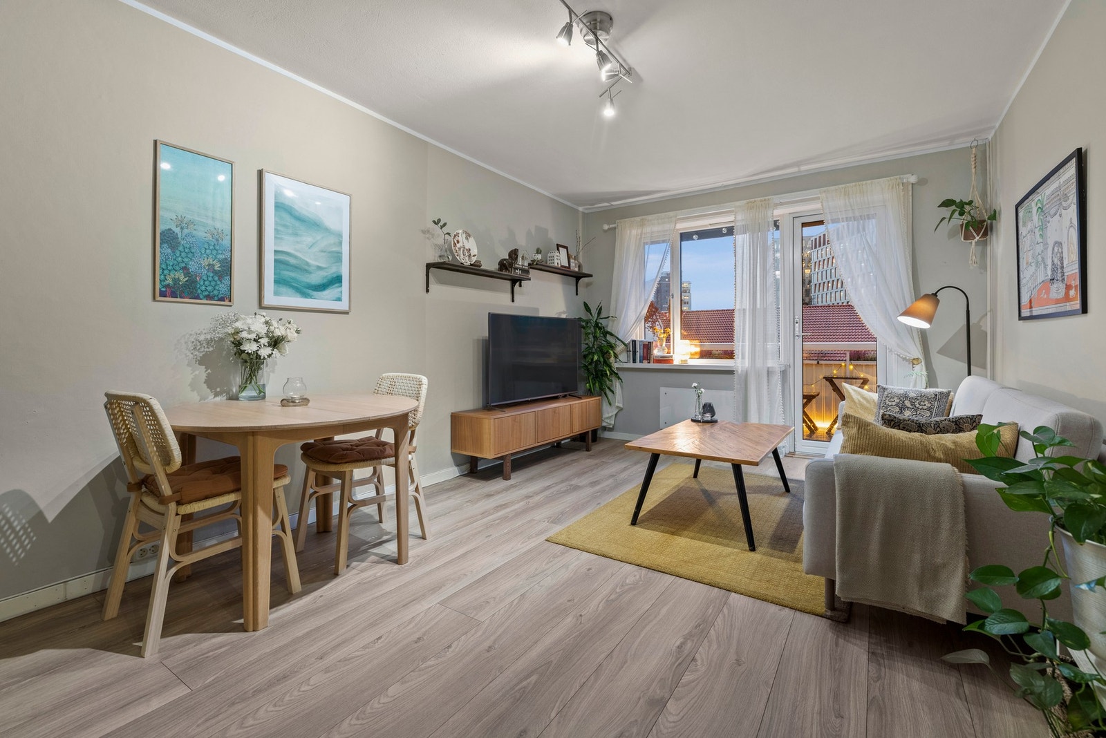 Stuen har en romhøyde på 2,50 meter og byr på gode muligheter for ulike møbleringsløsninger Galleribilde