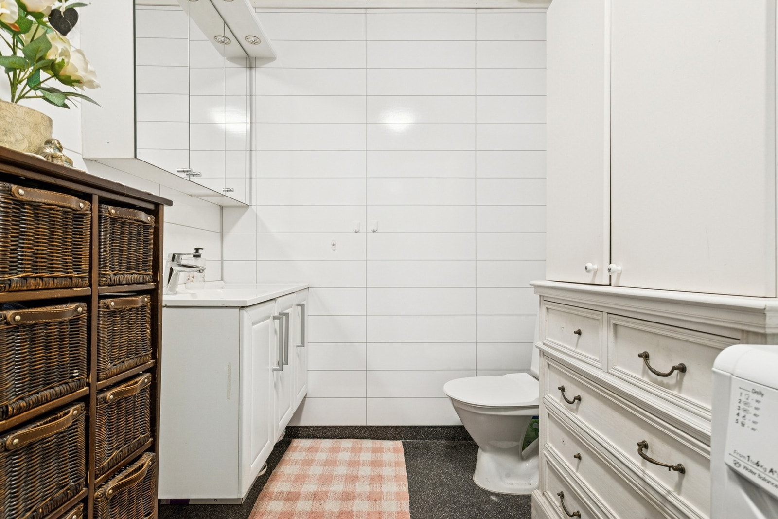 Baderommet er lyst og holder en fin standard. Galleribilde