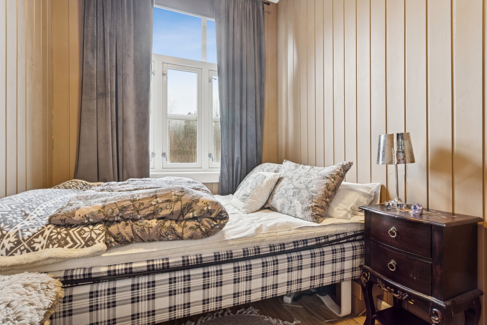 Leiligheten har to soverom. Soverommene har fin plass til seng. Galleribilde