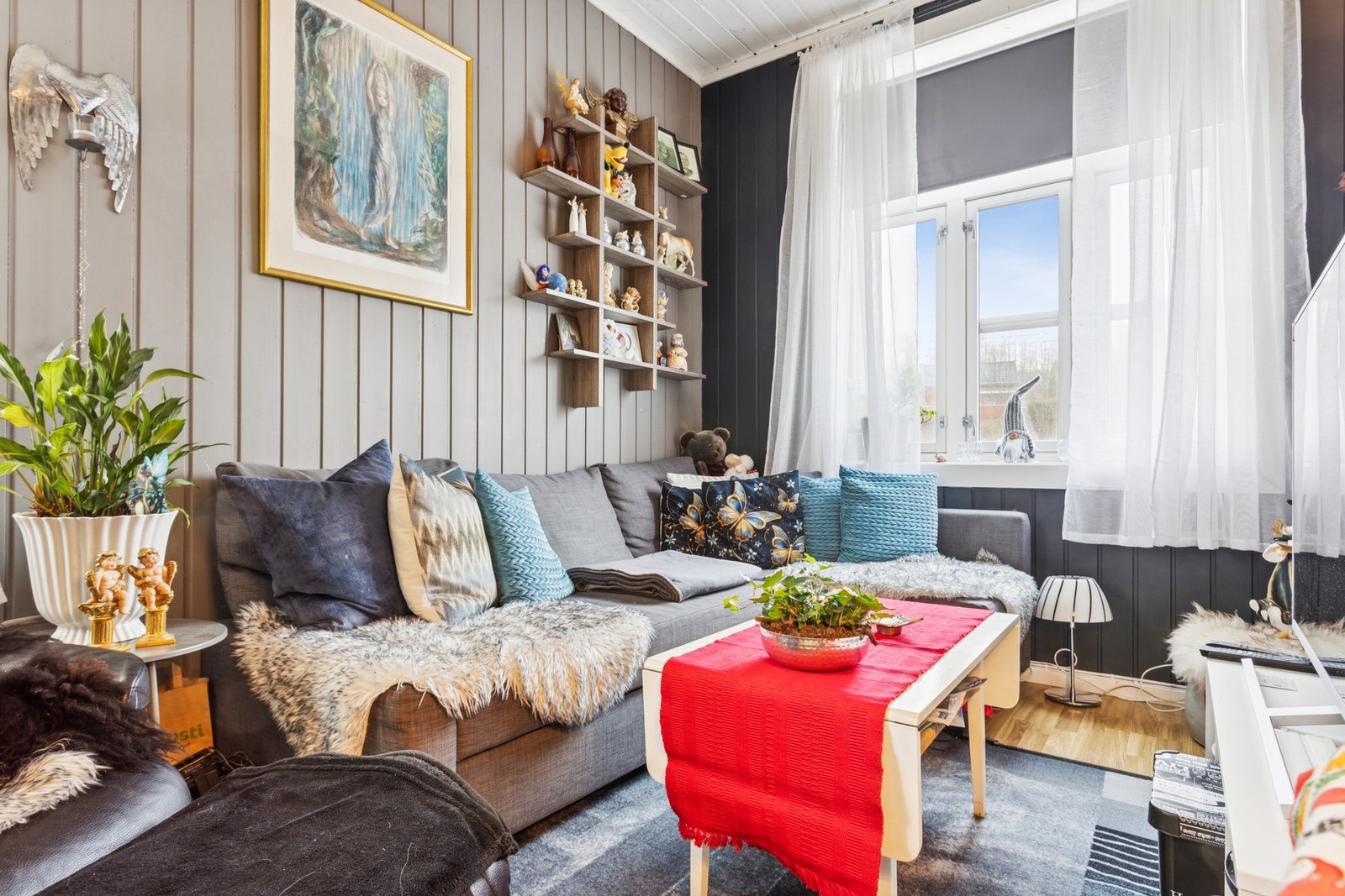 Godt med naturlig lysinnslipp fra store vinduer. Galleribilde