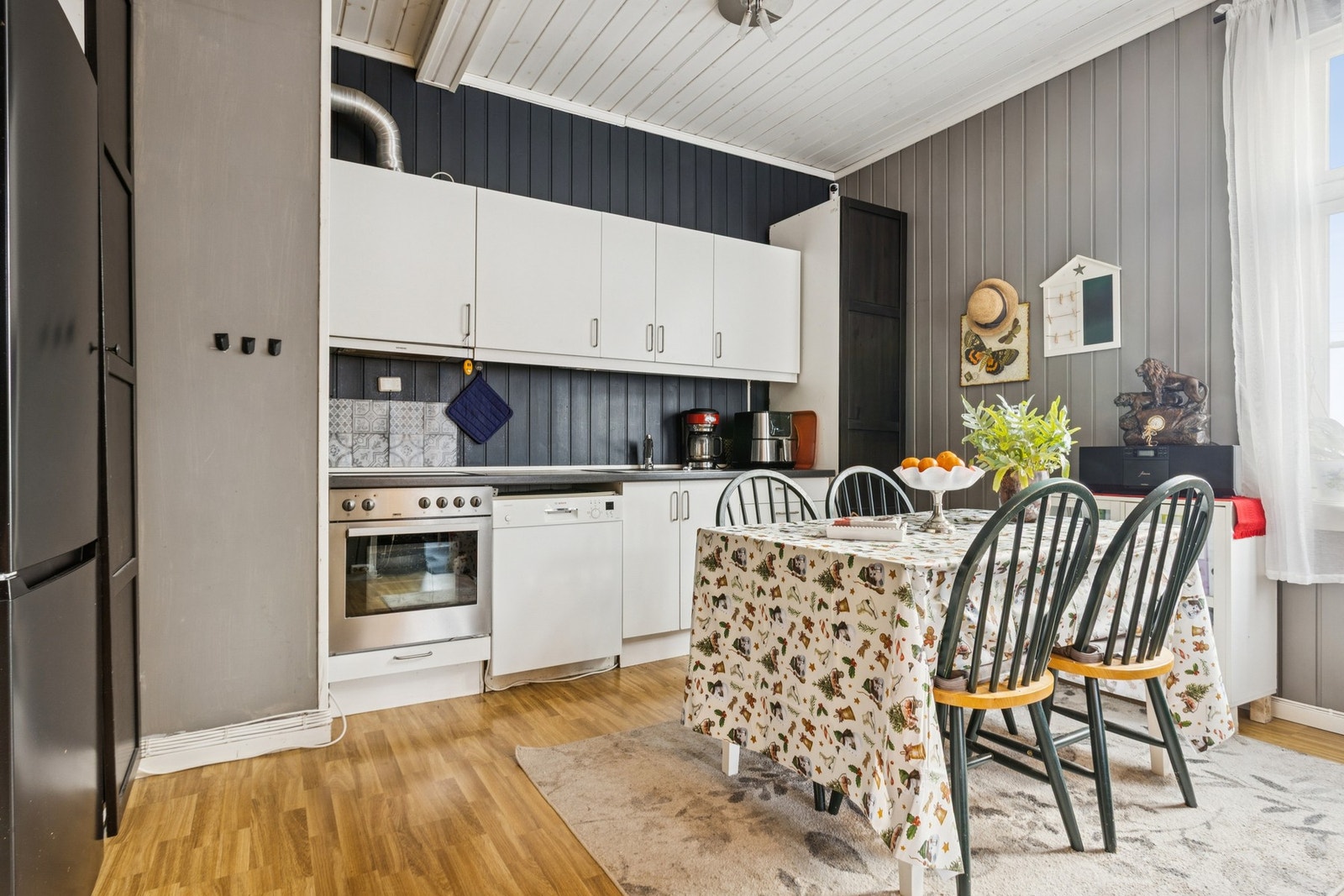 Kjøkkenet ligger i moderne åpen løsning. Galleribilde