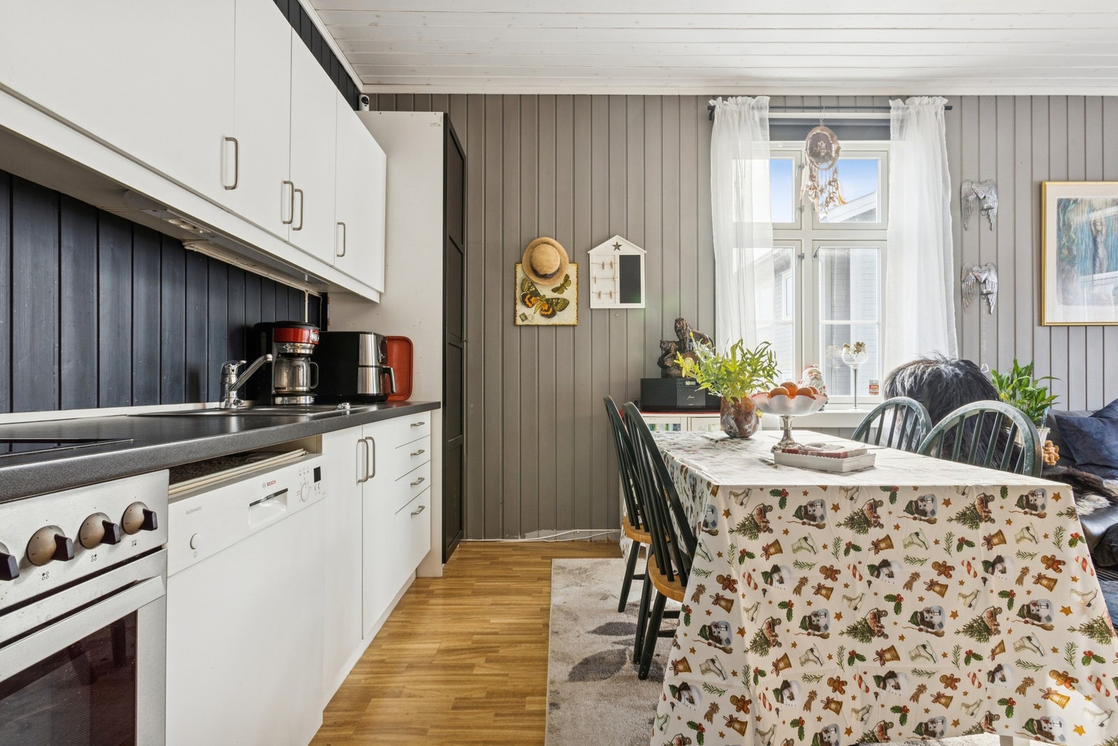 Fin plass til spisestuebord/kjøkkenbord mellom stue og kjøkken. Galleribilde