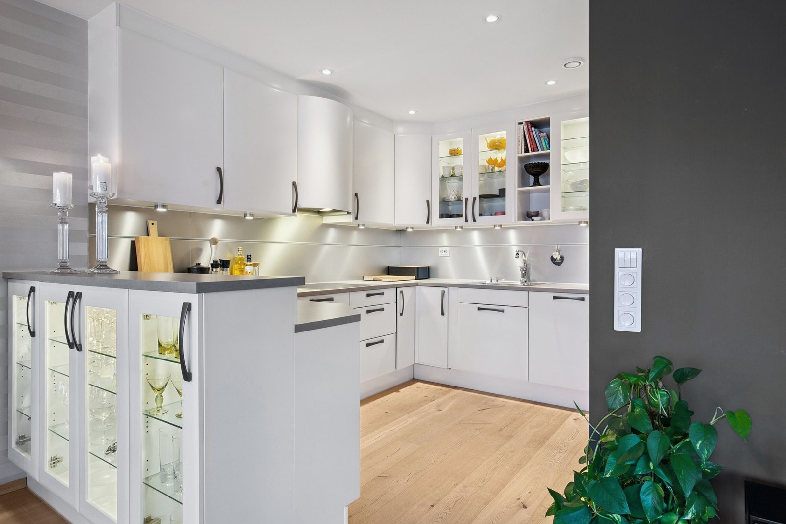 Rikelig med benke og skapplass Galleribilde