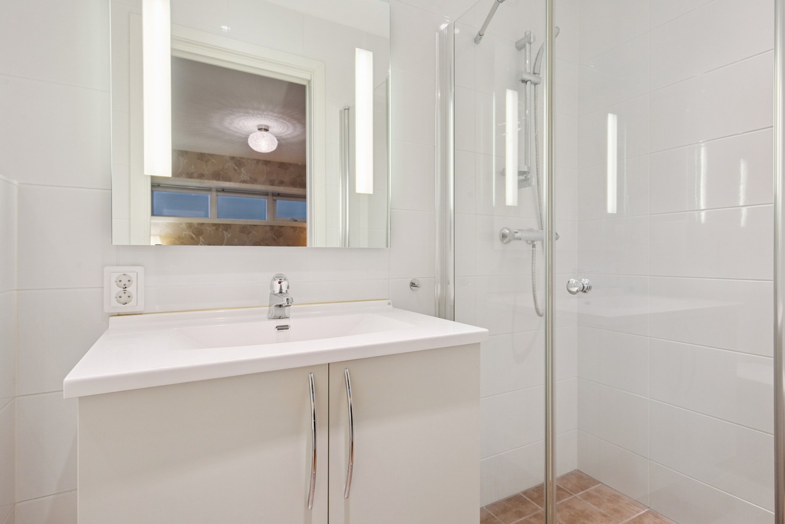 Privat bad nr 2 med adkomst fra hoved soverommet. Galleribilde