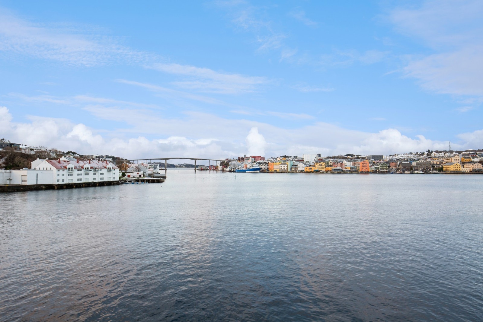 Nydelig utsikt utover havna mot byen ! Galleribilde