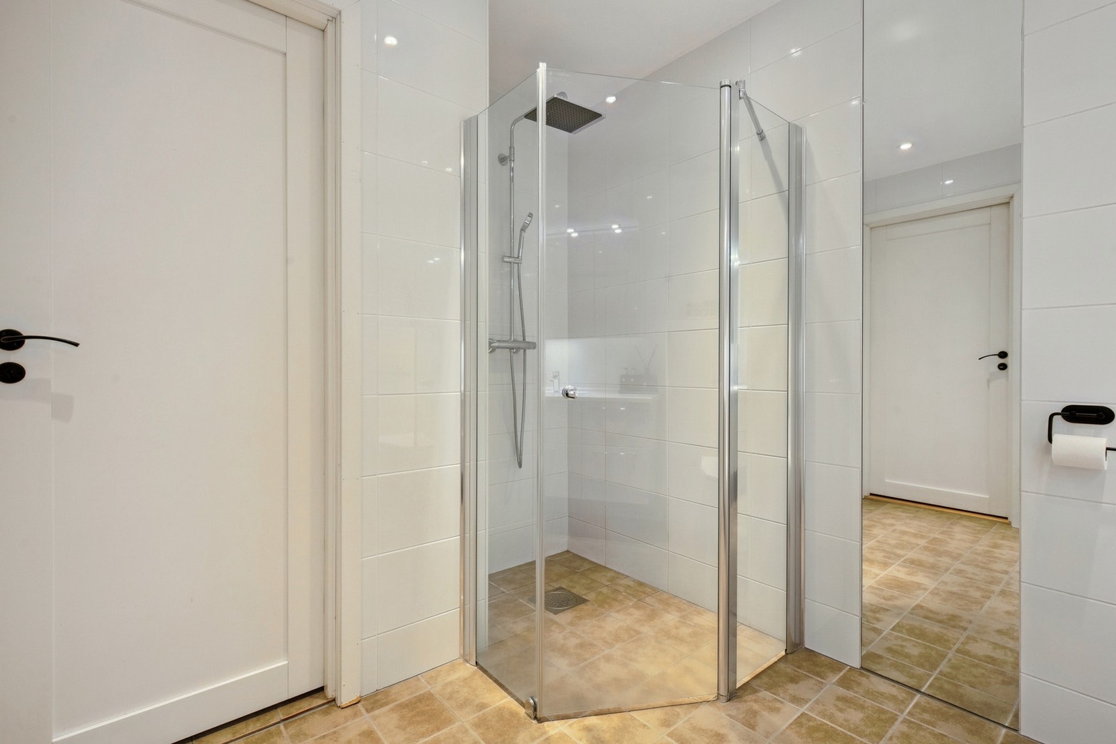 Badet har dusjnisje Galleribilde