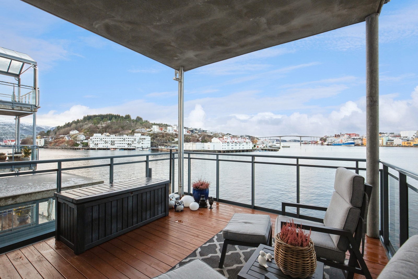 Her kan finværs dagene nytes ! Full kontroll på innseilingen til byen. Galleribilde