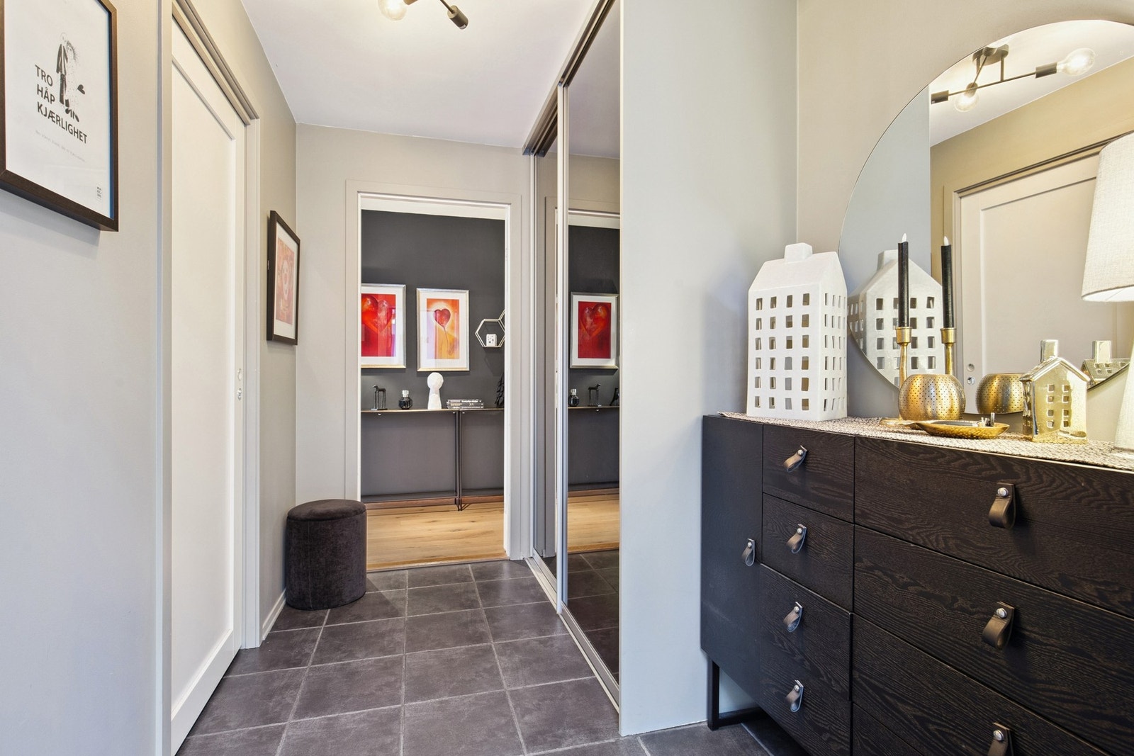 Entré med skyvedørsgarderobe Galleribilde