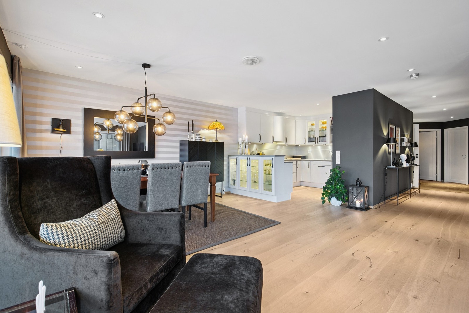 Stue mot kjøkken Galleribilde