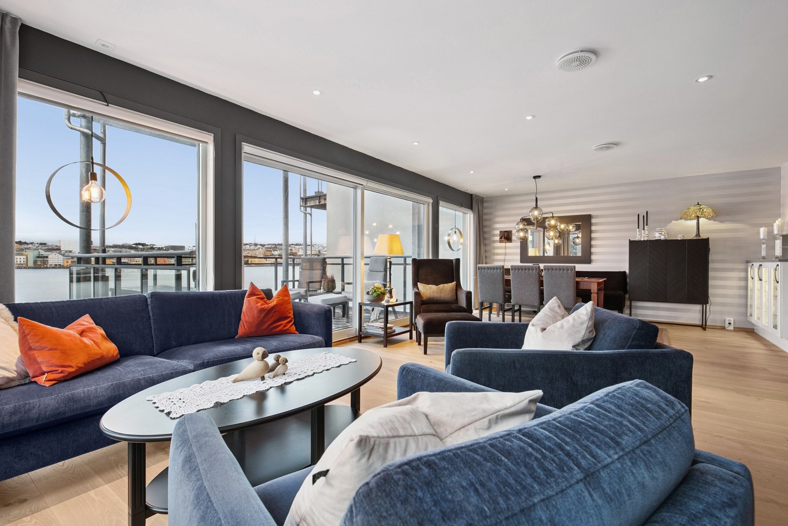 Stuen har plass til god møblering Galleribilde