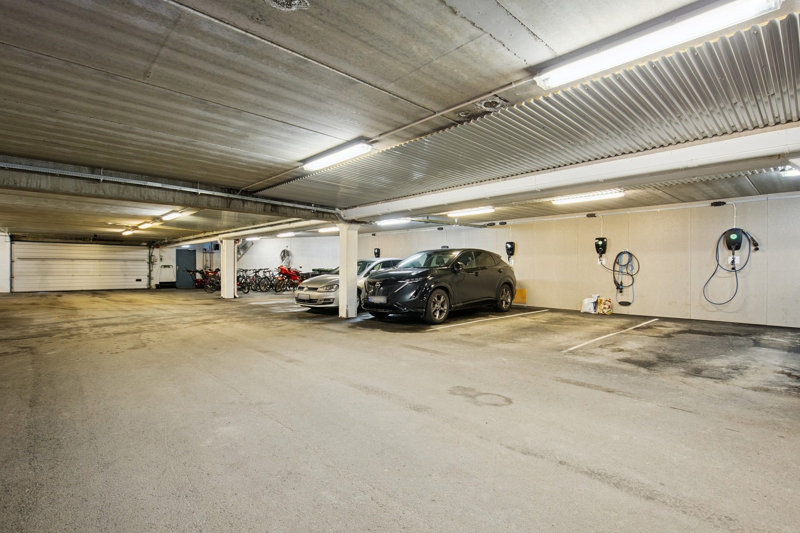 Garasjeplass i kjeler. Mulighet for elbil lader. Galleribilde