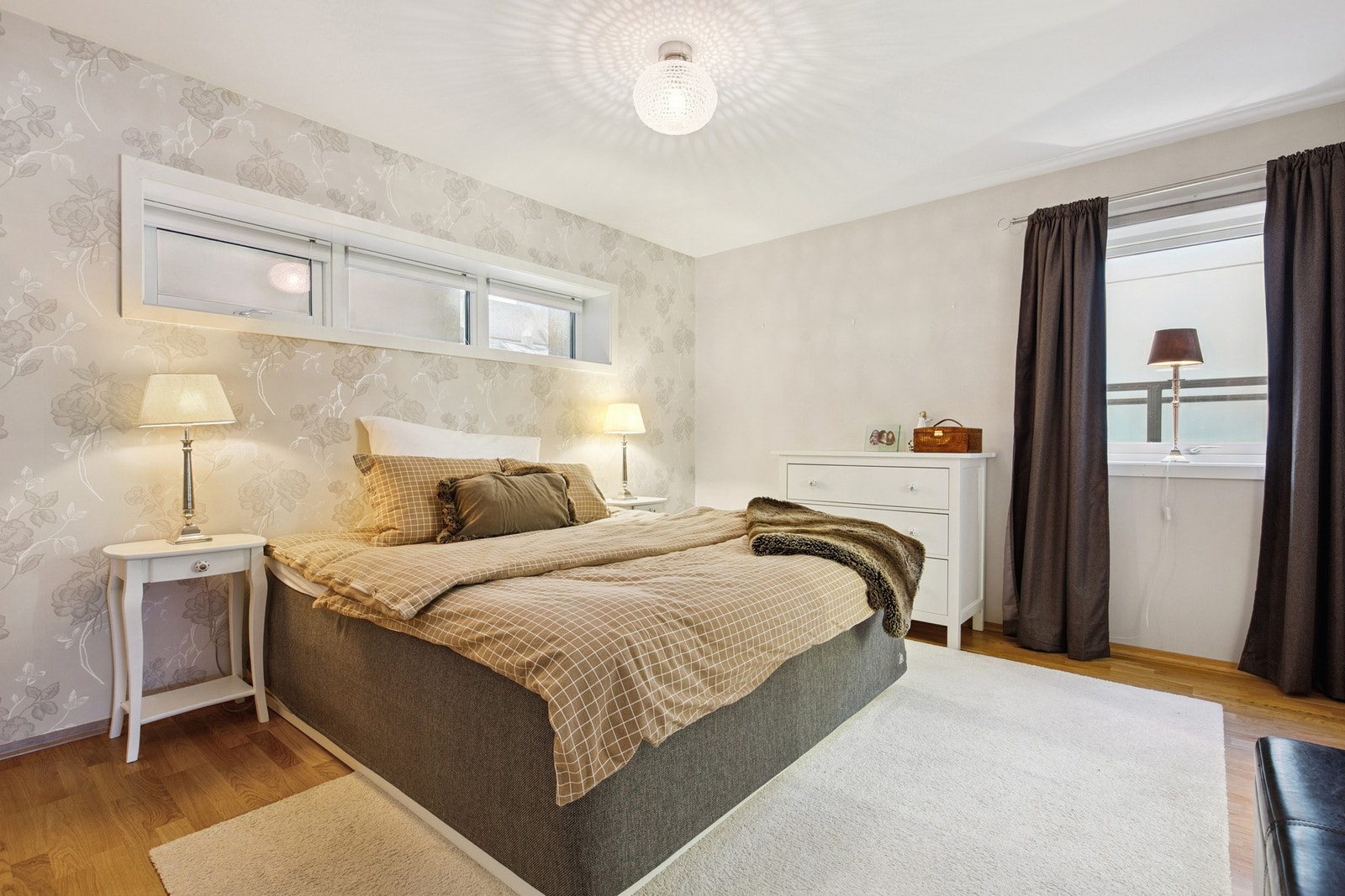 Romslig og flott hovedsoverom Galleribilde