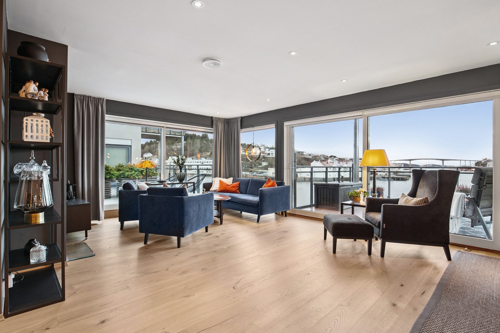 Romslig og delikat stue Galleribilde