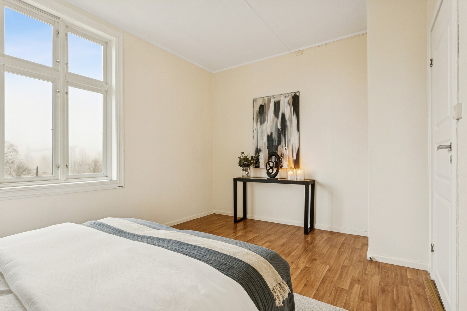 Et stort soverom med fin plass til seng og annet møblement. Galleribilde