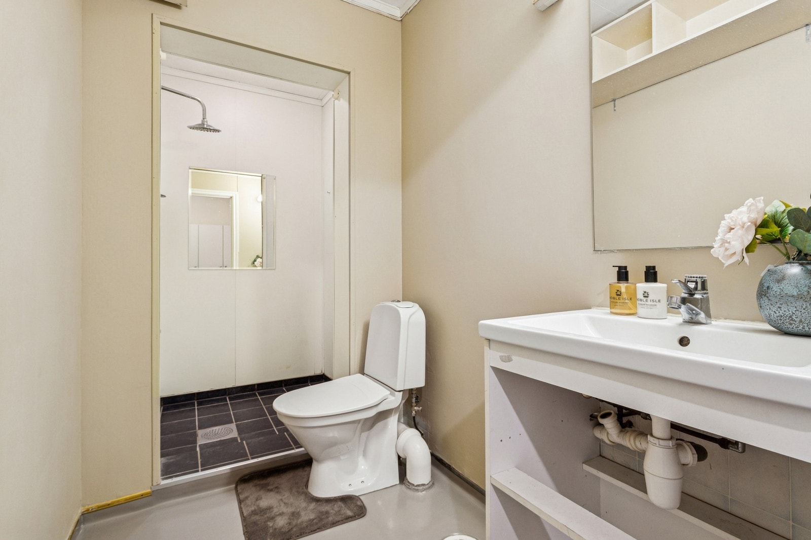 Baderommet i leiligheten holder en lys standard. Galleribilde