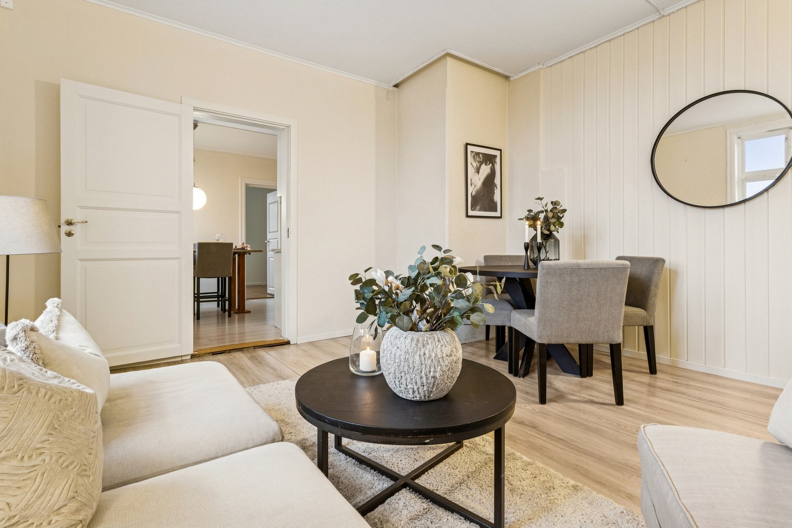 En lys og luftig stue med fin plass til sofa og annet møblement. Galleribilde