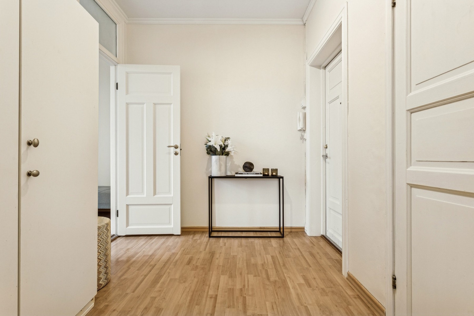 Velkommen inn! En lys entré med fin plass til å hensette sko og yttertøy. Galleribilde