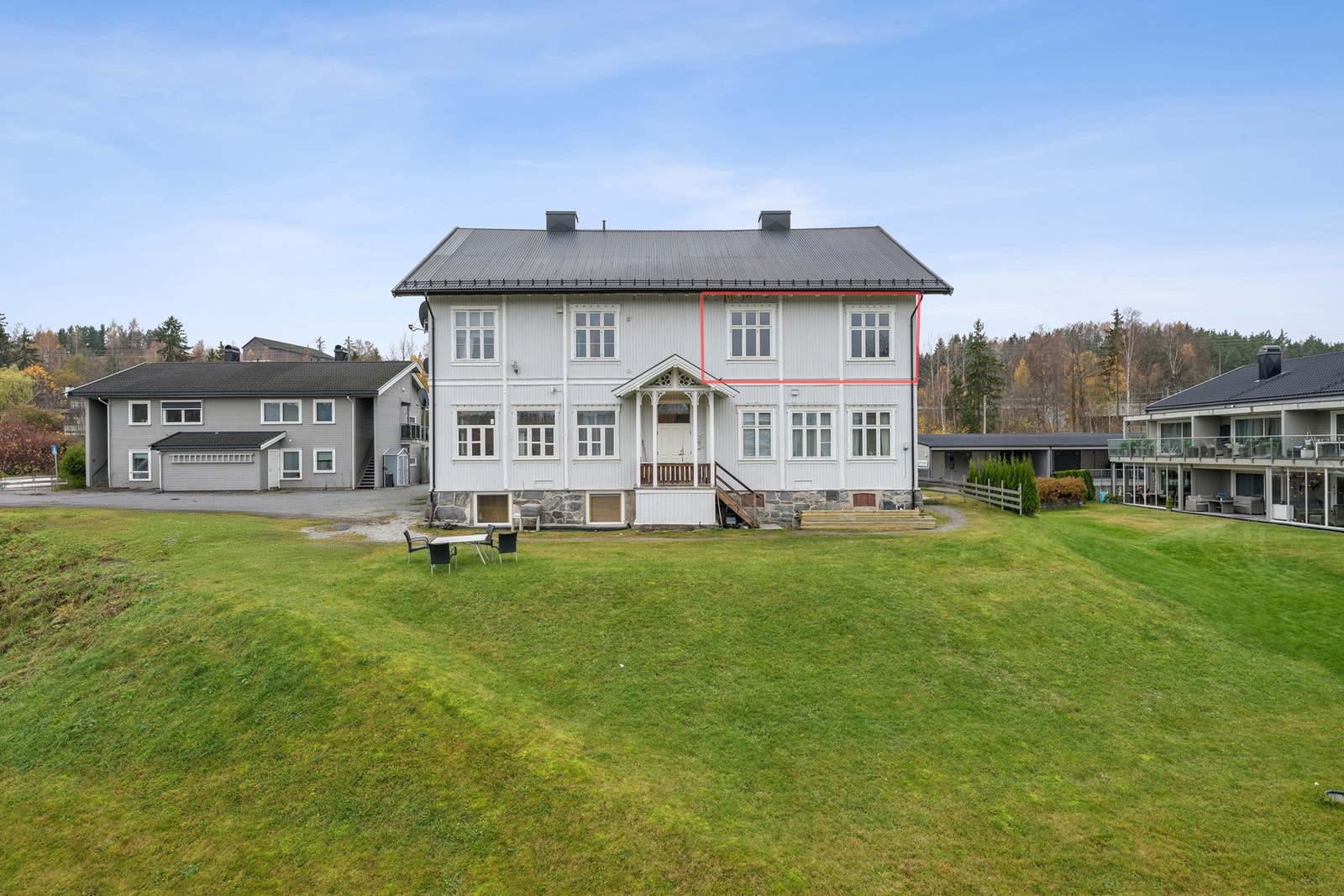 Lys 4-roms leilighet i byggets 2. etasje. Det er godt med parkeringsplasser på sameiets felles tomt. Galleribilde