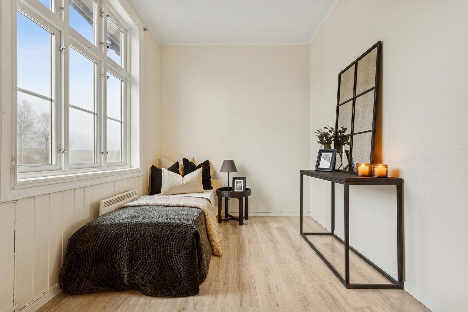 Soverom 2 er også av fin størrelse, men egner seg godt som barnerom, gjesterom, kontor, eller til det du måtte ønske. Galleribilde