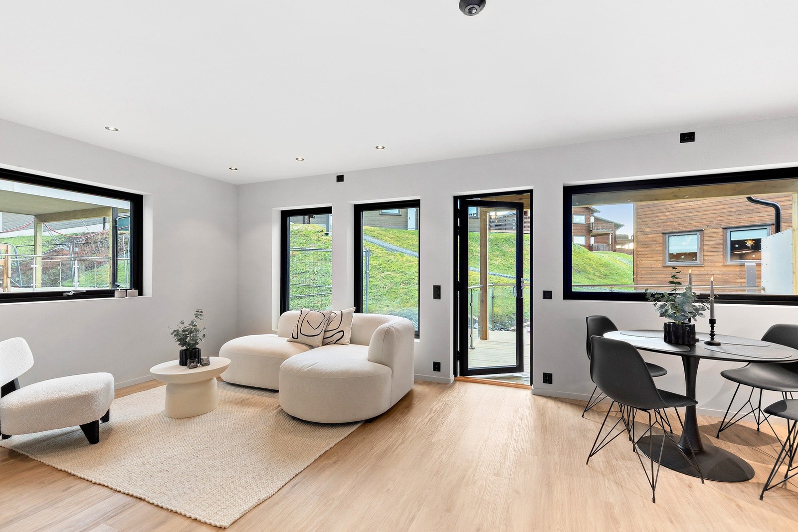 Stuen oppleves lys, luftig og lett å møblere med både sofa- og spiseavdeling. Galleribilde