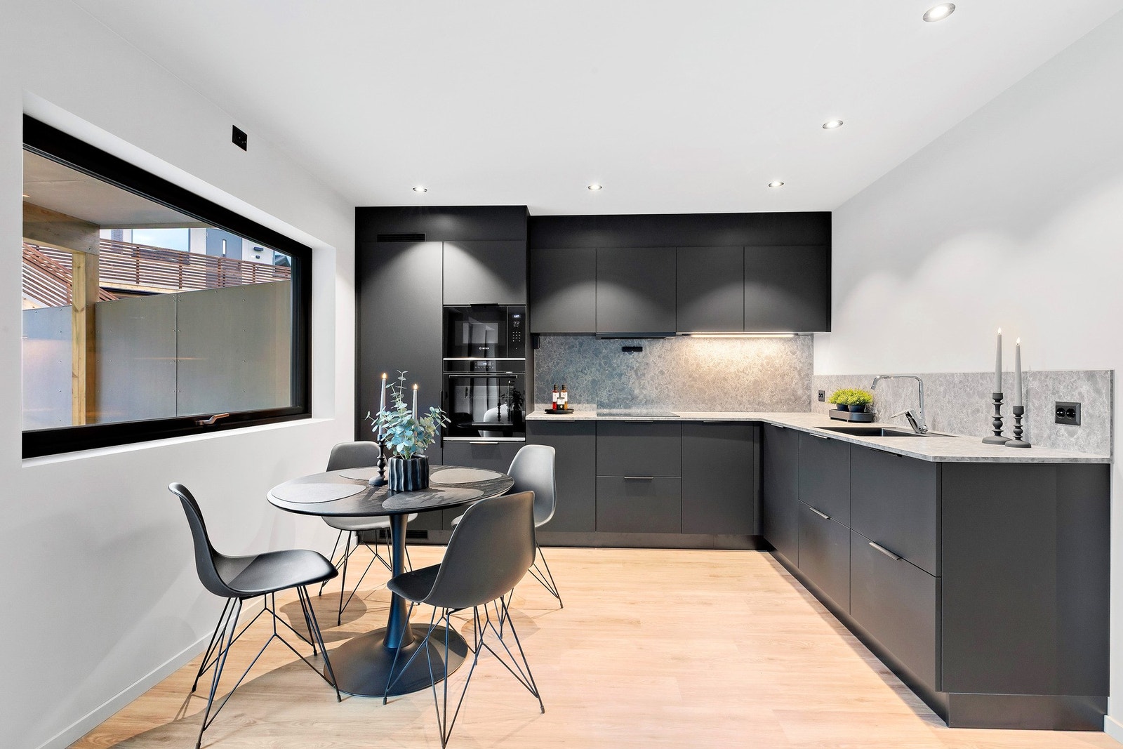 Pent kjøkken fra KVIK med integrerte hvitevarer og gode arbeidsflater. Galleribilde