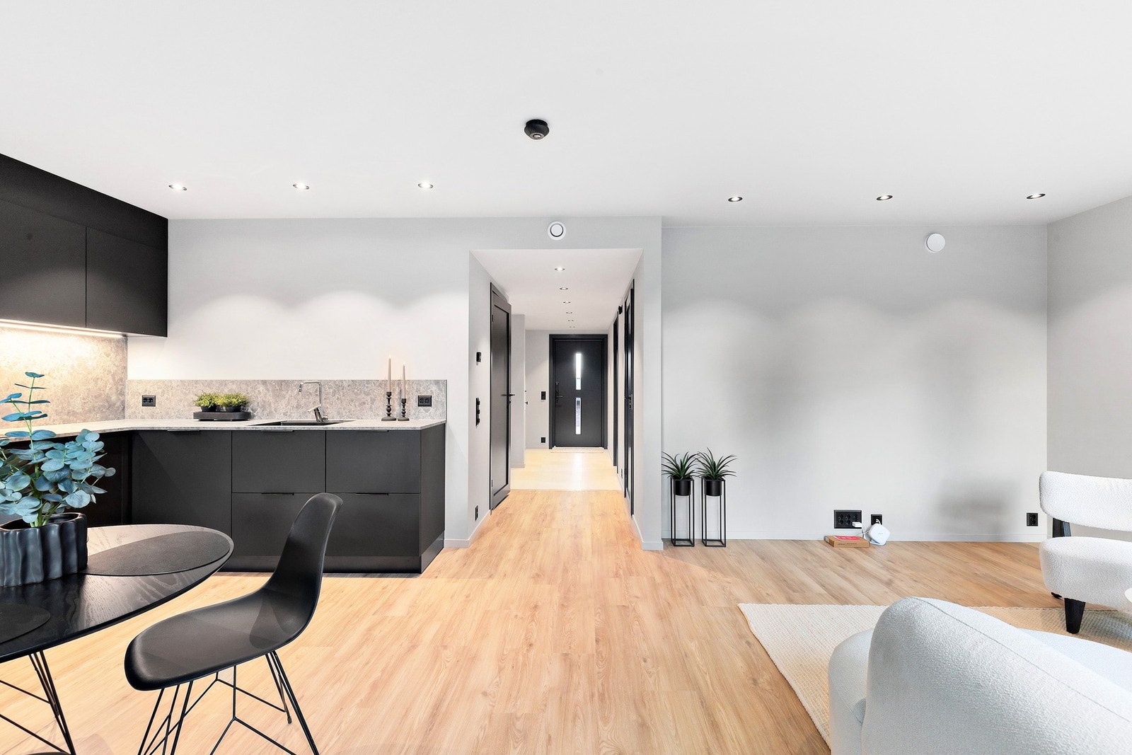 Åpen stue- og kjøkkenløsning - perfekt for både hverdagsliv og sosiale anledninger Galleribilde