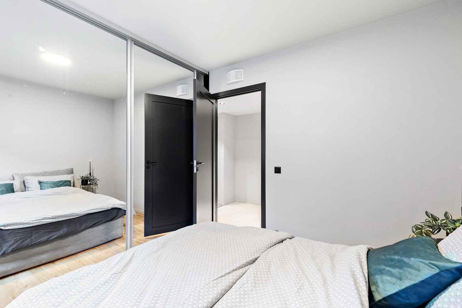 Romslig hovedsoverom med stor skyvedørsgarderobe og plass til dobbeltseng Galleribilde