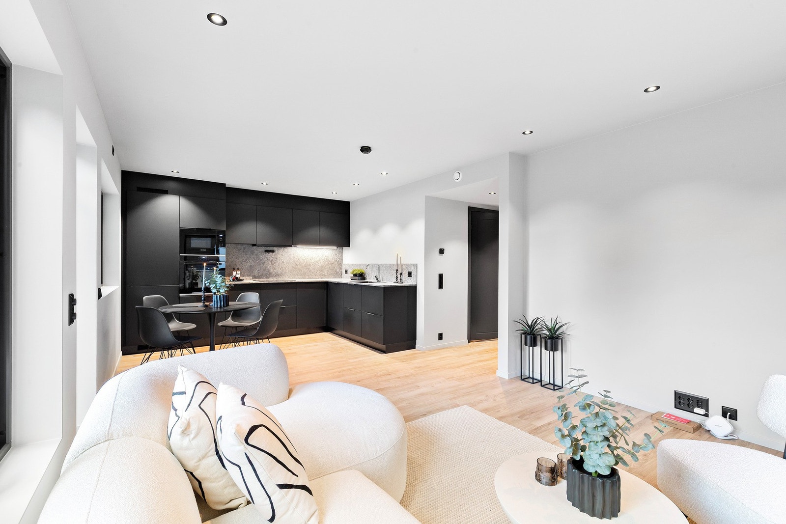 God størrelse på rommene og gjennomtenkt utforming med godt lysinnslipp fra store vindusflater. Galleribilde