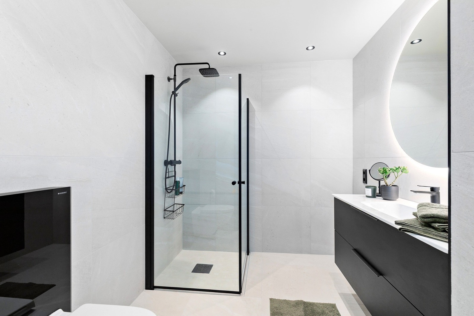 Delikat, flislagt baderom med gulvvarme og moderne uttrykk. Galleribilde