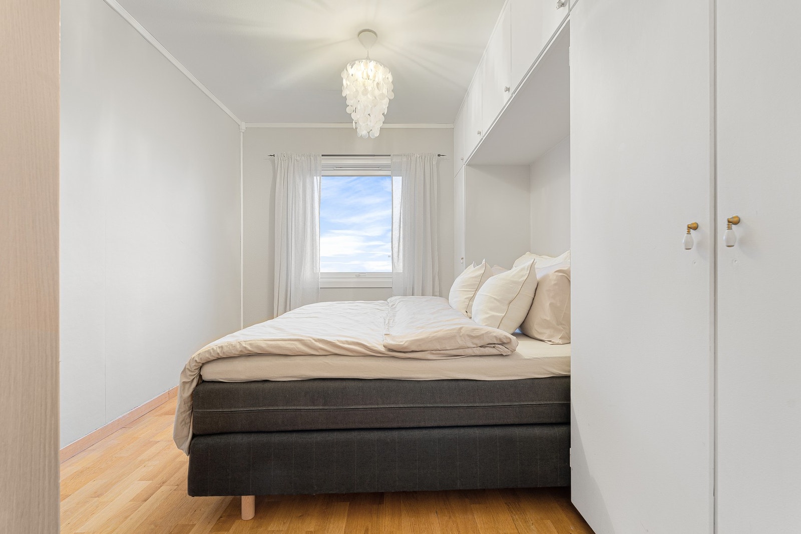 Leilighetens soverom er på ca. 11 kvadratmeter. Både plassbygde og frittstående garderobeskap medfølger handelen. Galleribilde