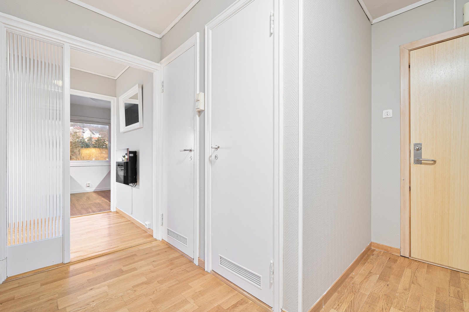 Fra inngangspartiet får man toalettrommet og baderommet inn de første to dørene på høyre side. Galleribilde