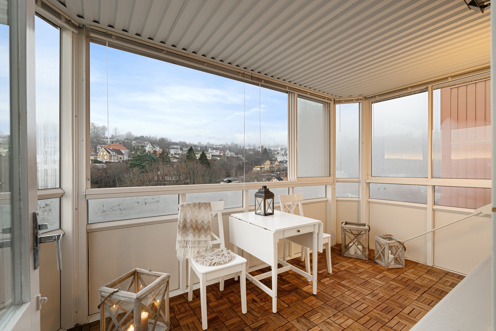 Balkongen er sørvendt og har derfor gode solforhold fra tidlig formiddag til tidlig kveld på sommerstid. Galleribilde