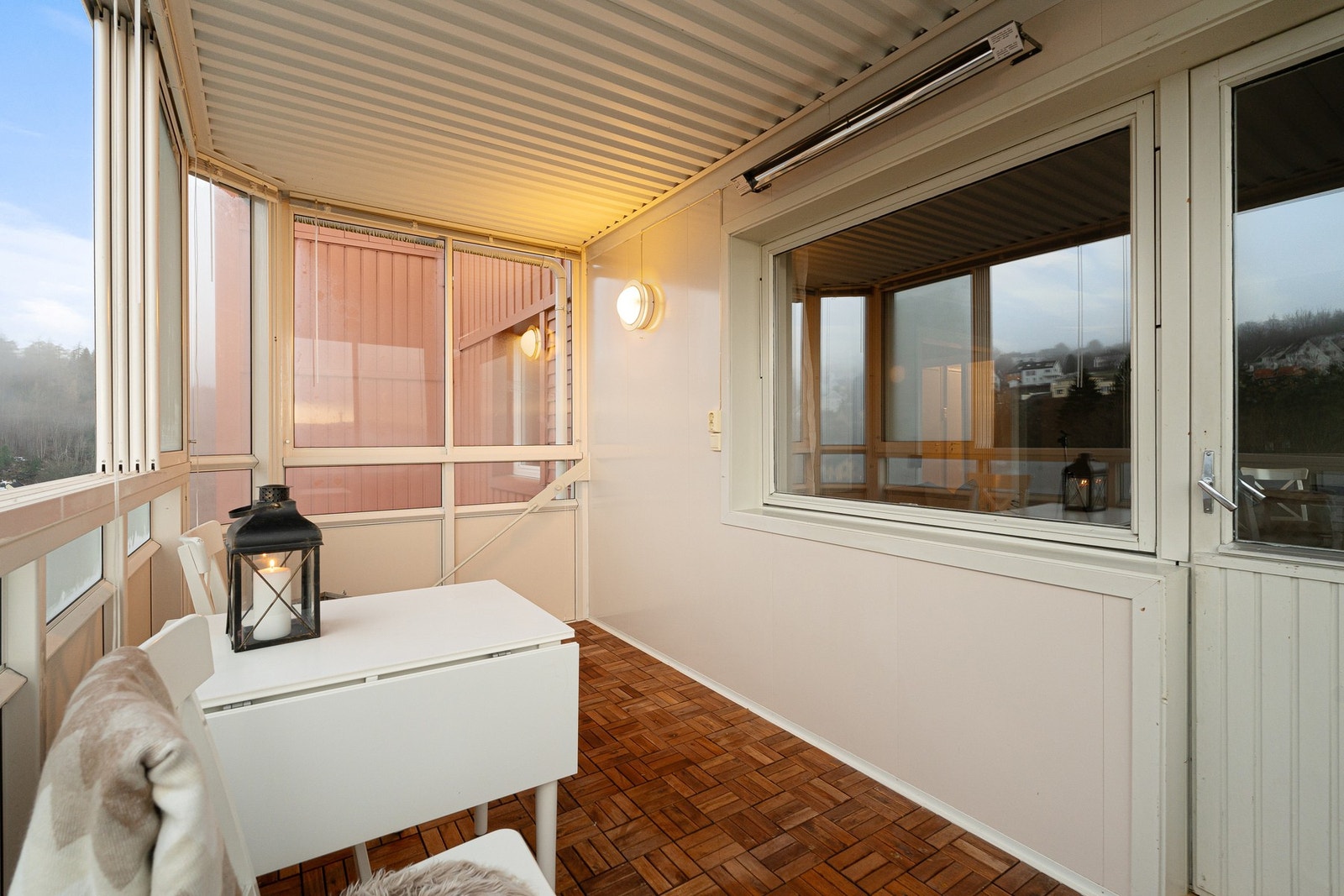 Fra stuen har man utgang til en egen innglasset balkong på ca. 9 kvadratmeter. Galleribilde