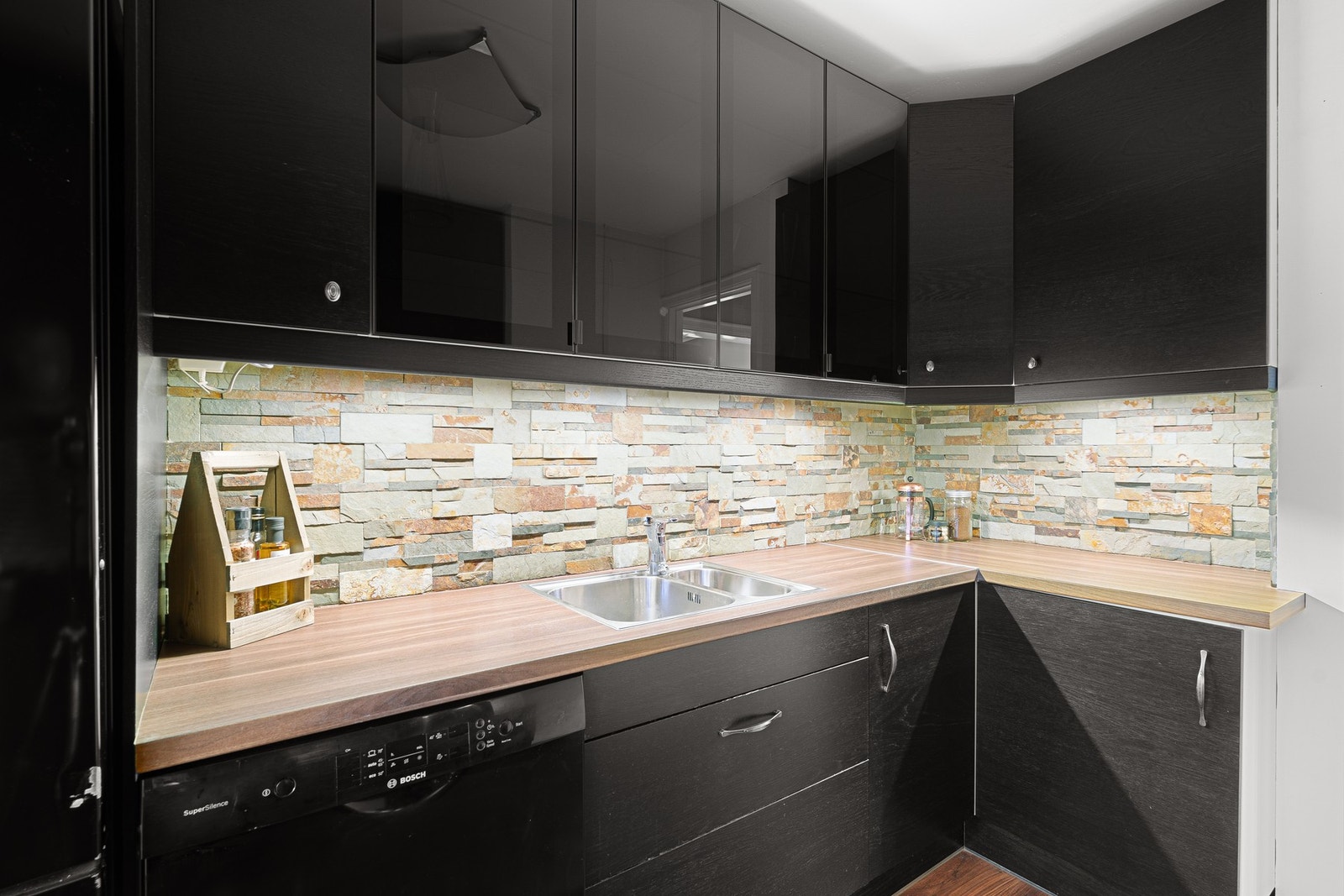 Her er det frittstående hvitevarer som komfyr, oppvaskmaskin og kjøle/fryseskap. Disse medfølger for øvrig handelen. Galleribilde