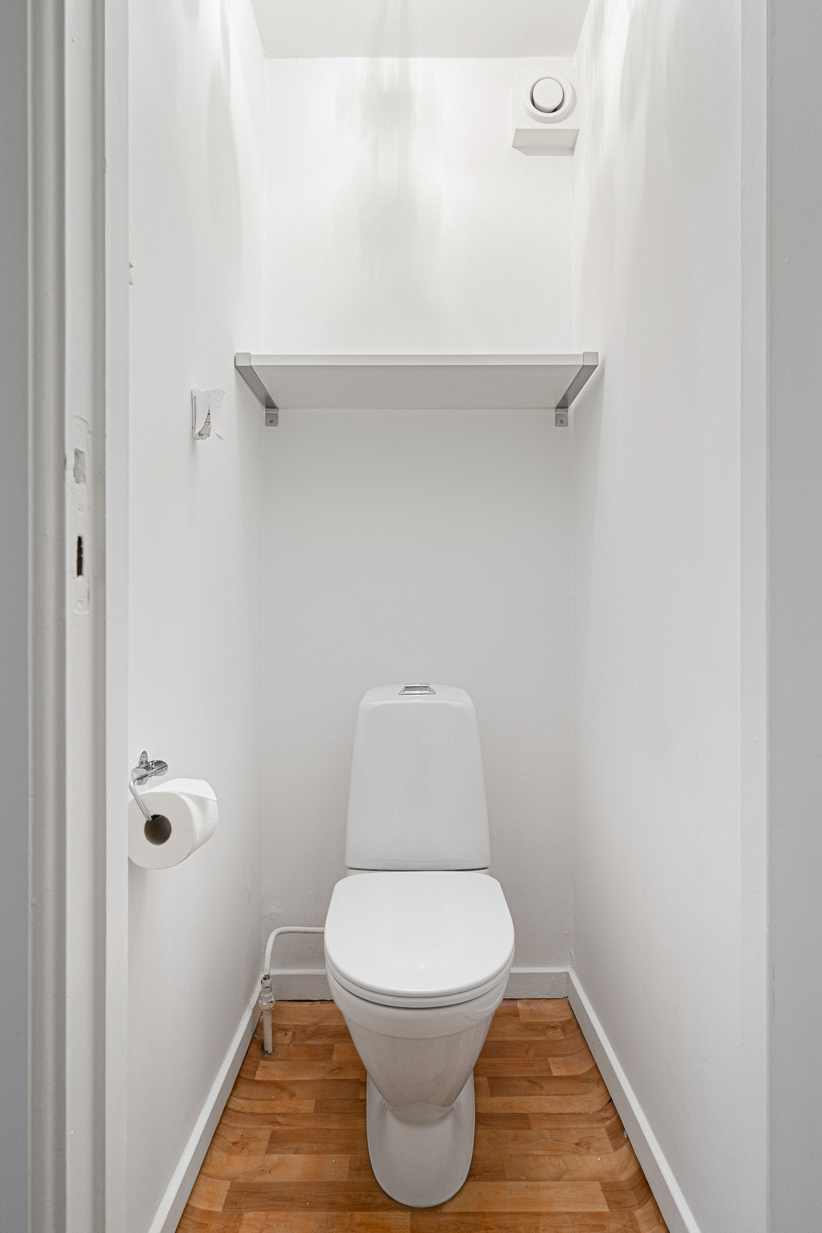 Vegg i vegg finner man et adskilt toalettrom. Tilstandsgrad 1 i rapport fra takstmann. Galleribilde