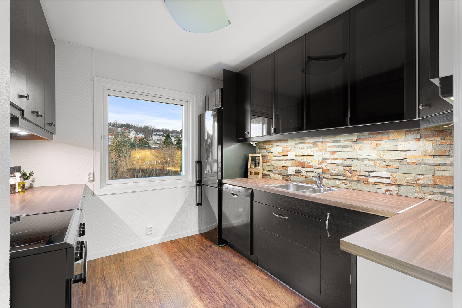 Pent kjøkken fra 2011 som har fått tilstandsgrad 1 i tilstandsrapport fra takstmann. Galleribilde