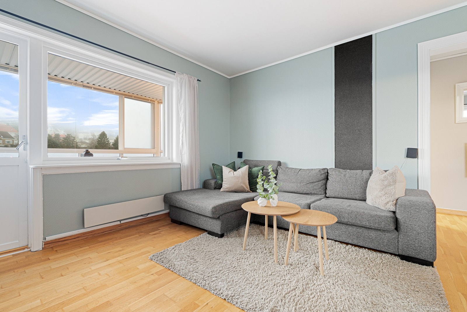 Den praktiske planløsninger gir og ypperlige møbleringsmuligheter for både sofagruppe og TV-bord. Galleribilde