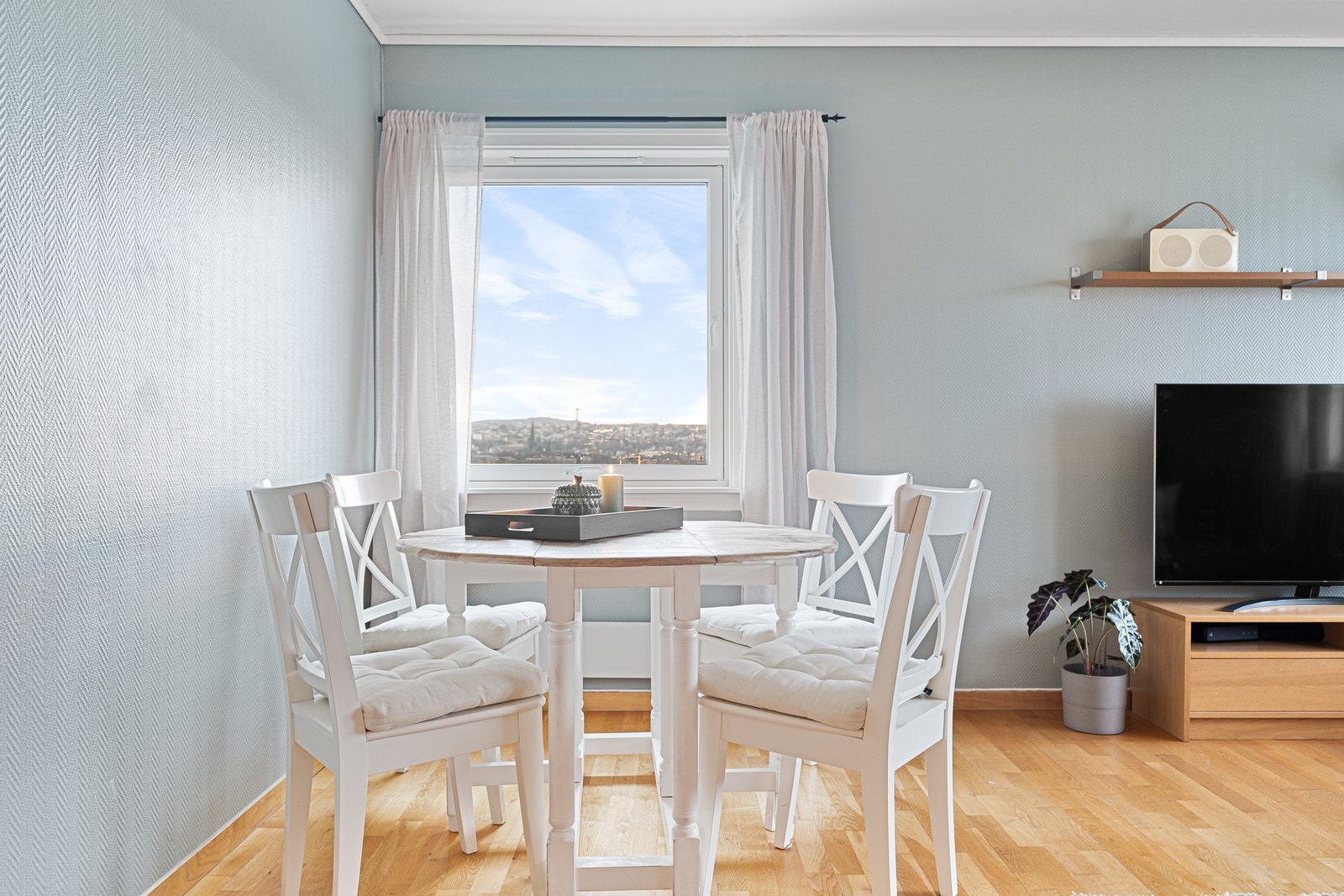 Spiseseksjonen finner sin naturlige plassering ved det en stuevinduet. Galleribilde