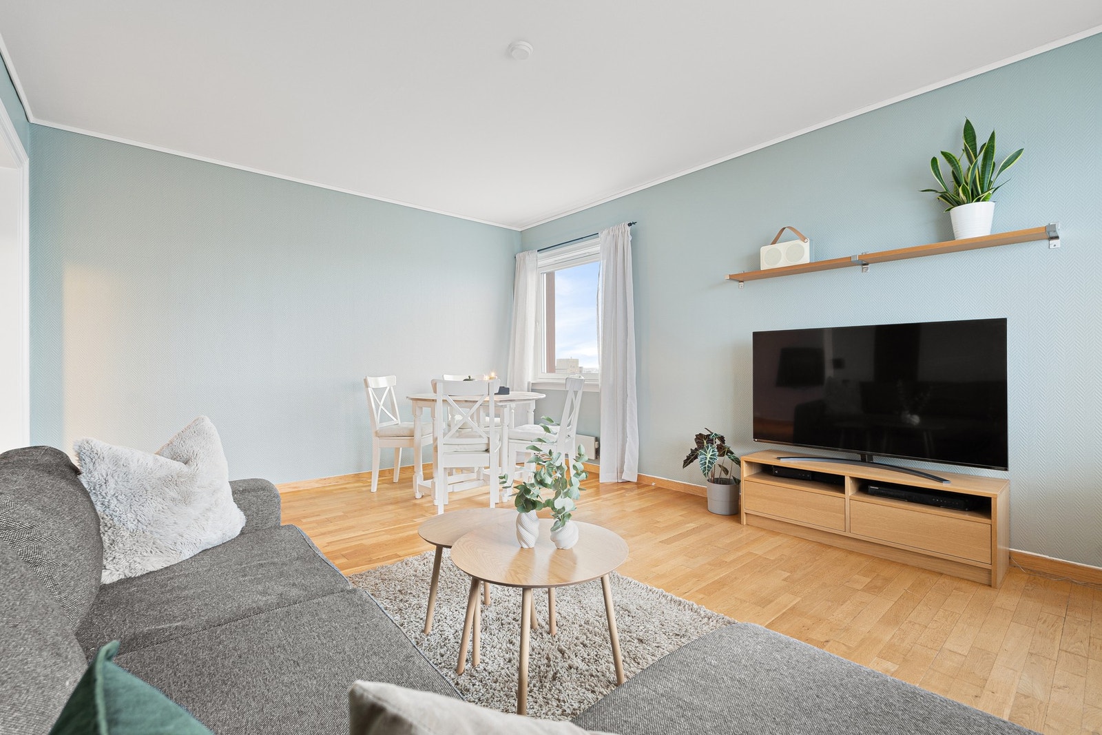 Grunnet beliggenheten i høyt i blokken og med flere vindusflater, oppleves leiligheten som både lys og luftig med en behagelig atmosfære. Galleribilde