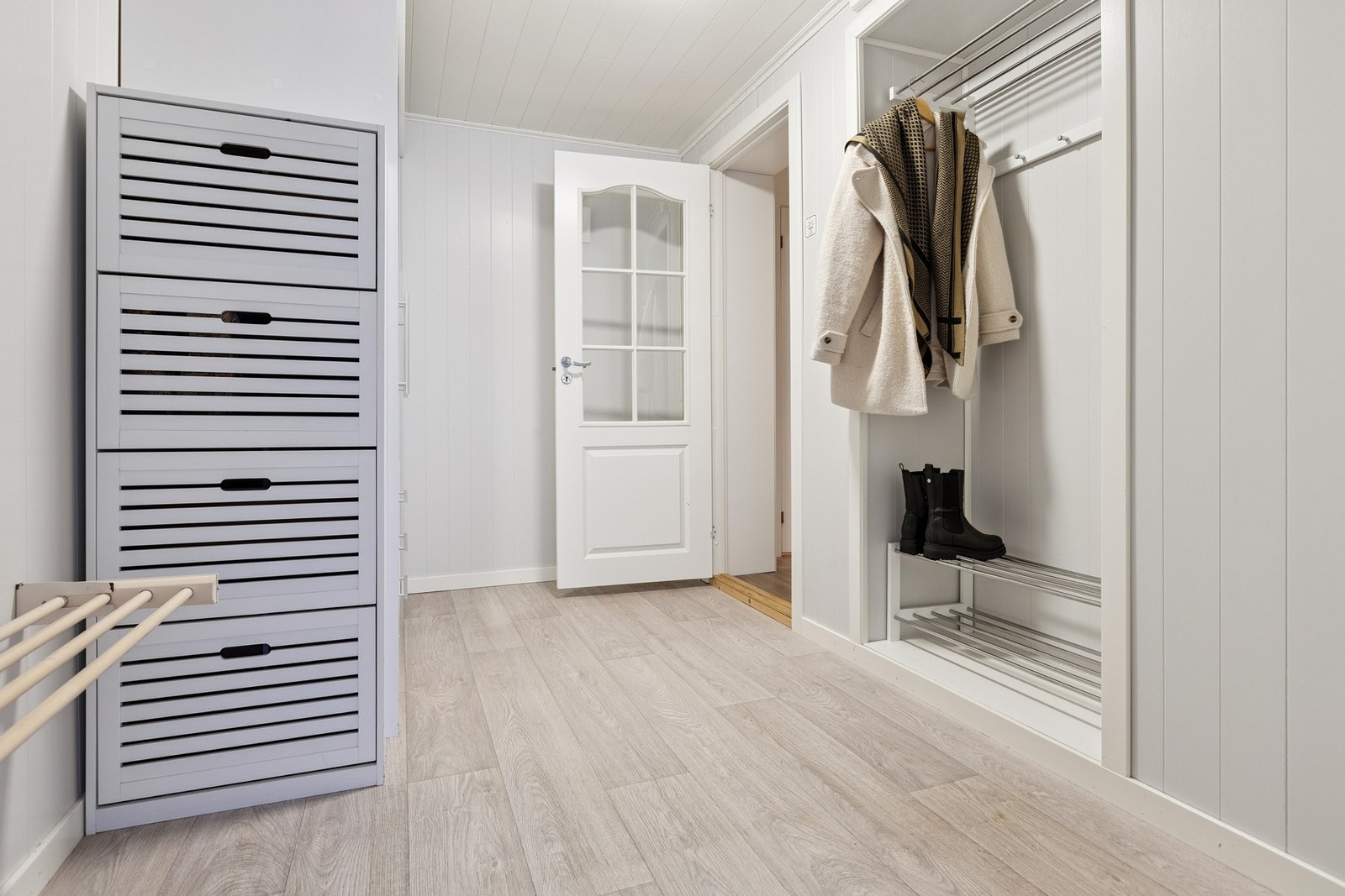 Yttergang med gode oppbevaringsmuligheter. Galleribilde