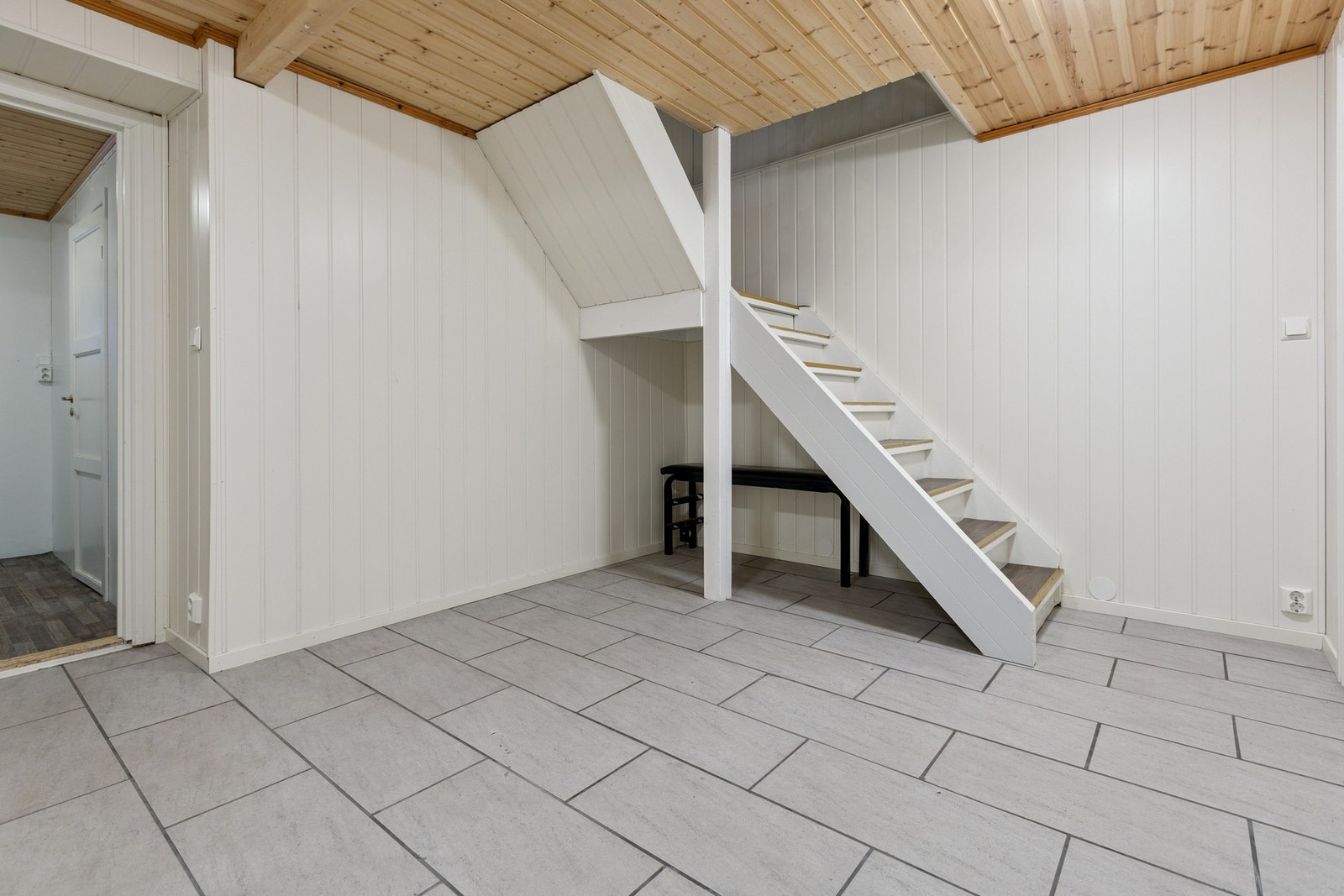 Gang/trapperom i kjeller. Galleribilde